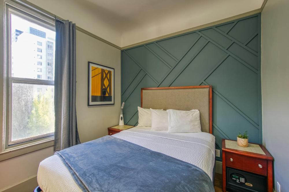 Queen Room with Shared Bathroom interior