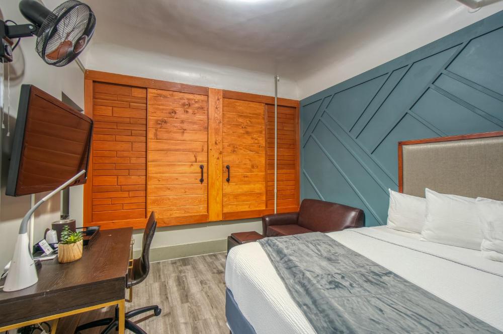 Standard Double Room with Shared Bathroom interior